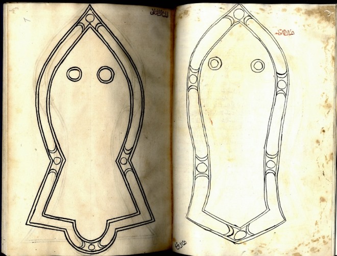 تصویر 4: صورت اول و دوم صندل پیامبر (ص) در نسخه خطی النفحات العنبریة در کتابخانه اسکندریه (برگ 7 پ ـ 8 ر)