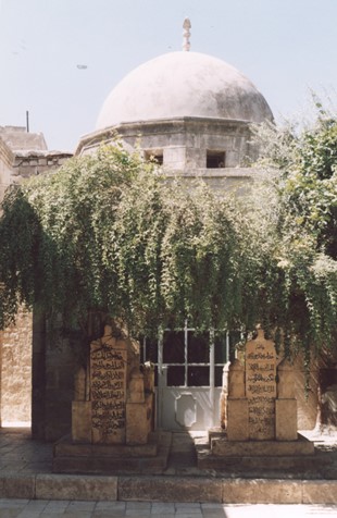 نمای بیرونی مقبره ابویحیی کواکبی در مسجد کواکبی حلب (عکس از نگارنده، 26-6-1383)