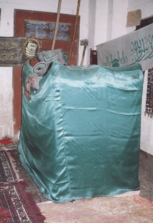نمای داخلی مقبره ابویحیی کواکبی (عکس از نگارنده، 26-6-1383)