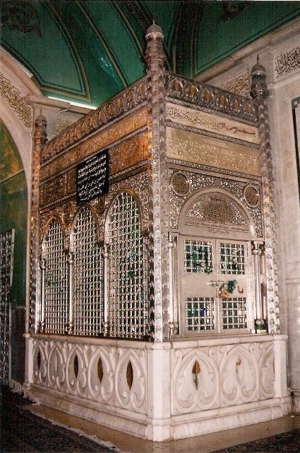 ضریح رأس الحسین (ع) در مسجد اموی دمشق