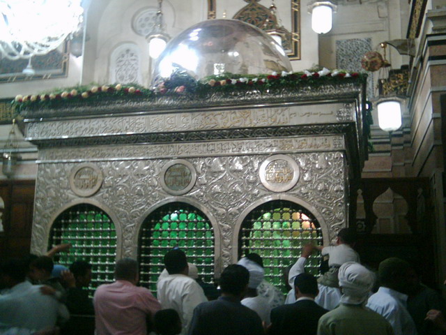 ضریح قبر منسوب به حضرت زینب در قاهره